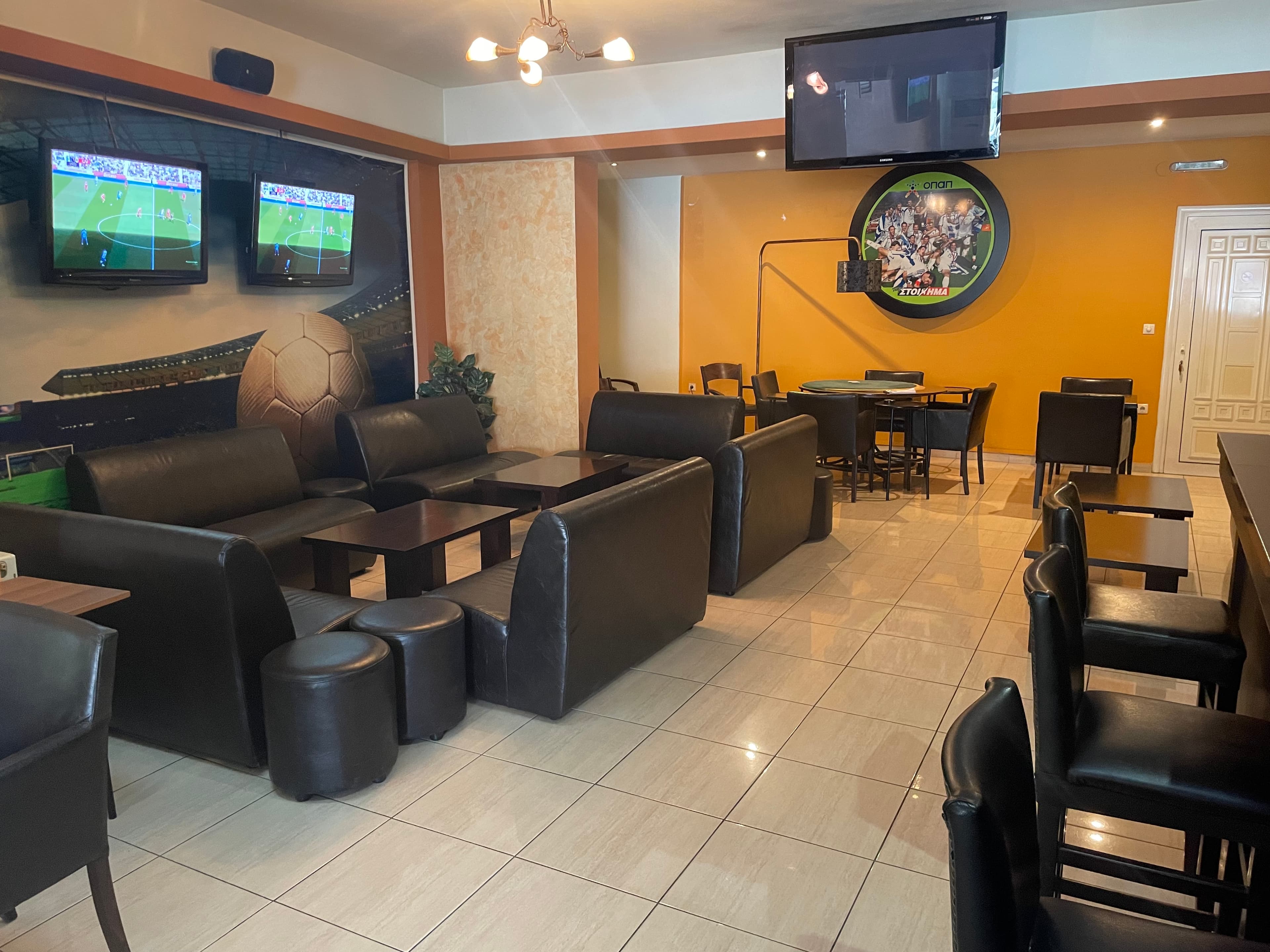 Lounge area with multiple TVs